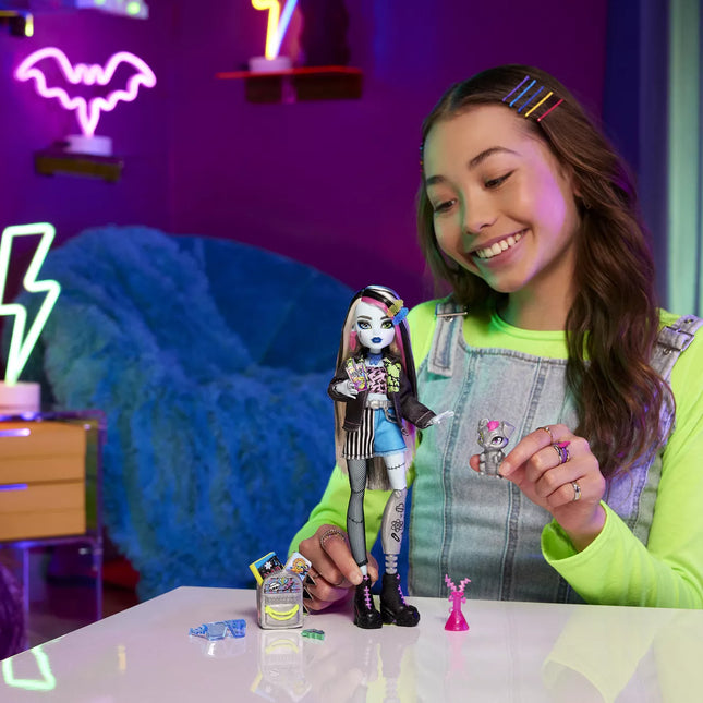 MONSTER HIGH doll – Frankie (HXH73)