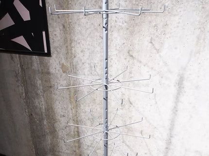 Besisukantis prekių stovas