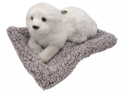 Lojantis šuniukas ant minkšto gultuko