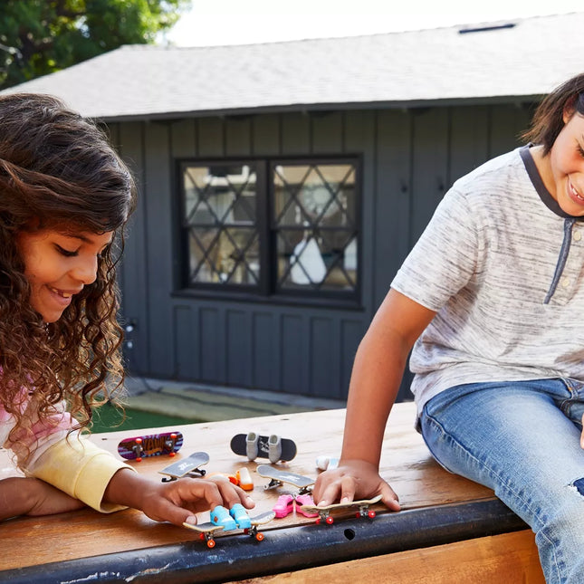 HOT WHEELS finger skateboard with shoes (HGT46)