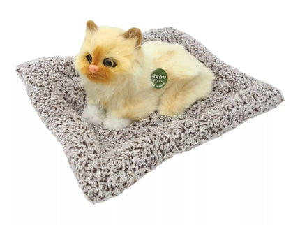 Mielai murkianti žaislinė katytė su guoliu