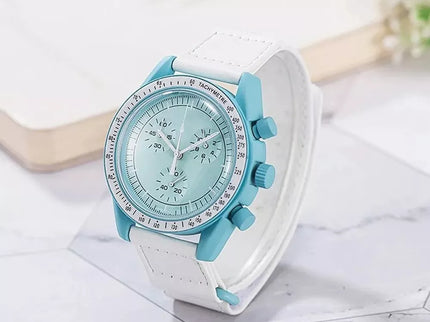 Moteriškas laikrodis su baltu dirželiu ir melsvu korpusu