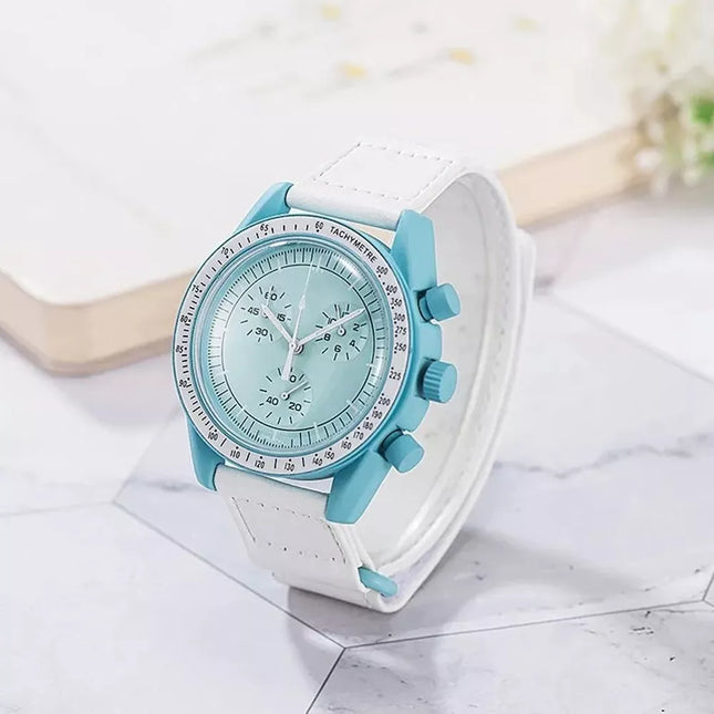 Moteriškas laikrodis su baltu dirželiu ir melsvu korpusu