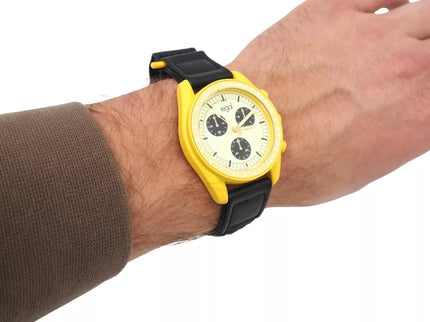 Vyriškas laikrodis su geltonu korpusu ir juodu dirželiu