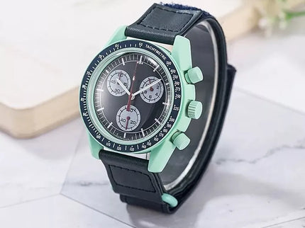 Vyriškas laikrodis su juodu dirželiu ir mėtų spalvos korpusu