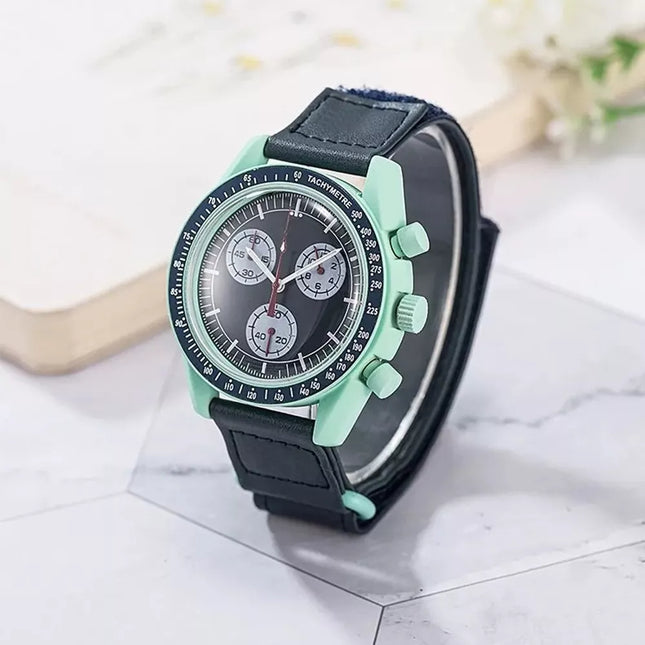 Vyriškas laikrodis su juodu dirželiu ir mėtų spalvos korpusu