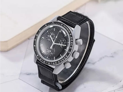 Vyriškas laikrodis su juodu dirželiu ir pilku korpusu