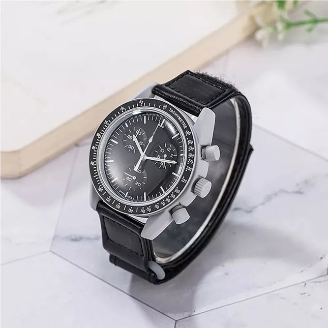 Vyriškas laikrodis su juodu dirželiu ir pilku korpusu